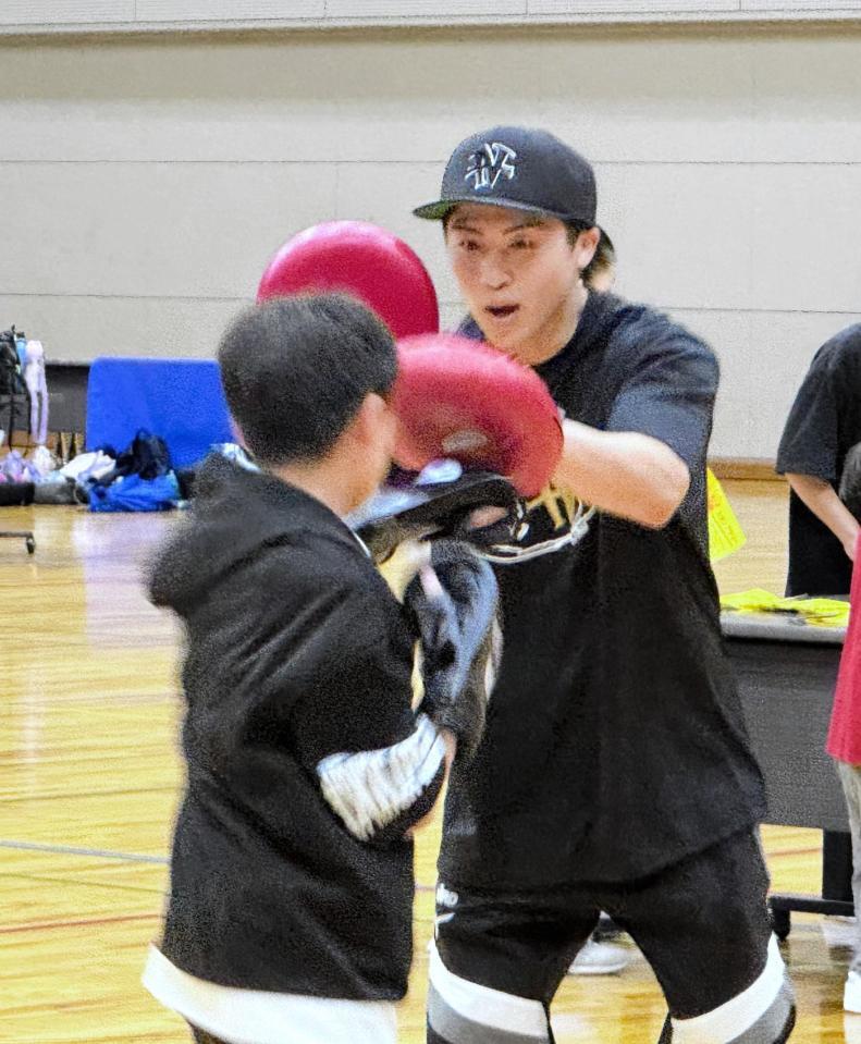 小学生を相手に笑顔でミットを持つ井上尚弥