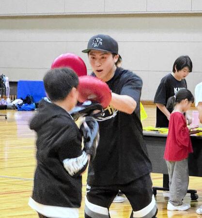 　小学生を相手に笑顔でミットを持つ井上尚弥
