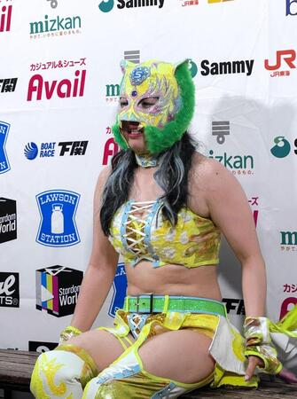 試合後バックステージで、なつぽい引退に感極まりながら言及するスターライト・キッド