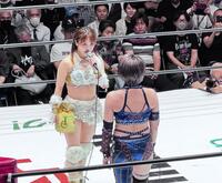 盟友・安納サオリ（手前）からの対戦要求に返答するなつぽい