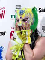 試合後バックステージで、なつぽい引退に感極まりながら言及するスターライト・キッド