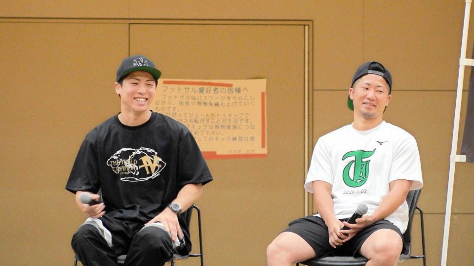 　弟・拓真（右）とともに子どもらの質問に答える井上尚弥