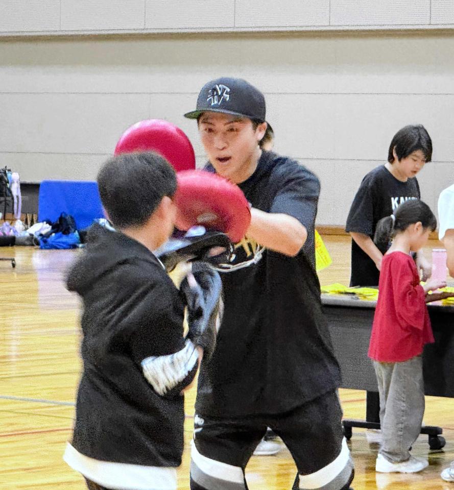 　小学生を相手に笑顔でミットを持つ井上尚弥