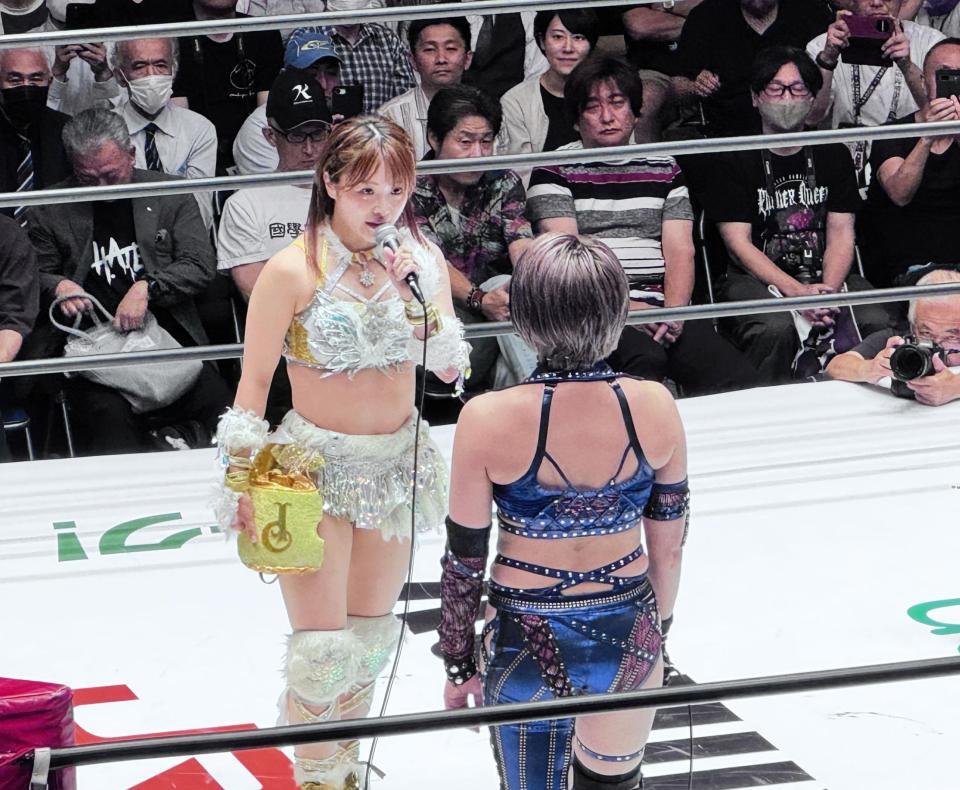 盟友・安納サオリ（手前）からの対戦要求に返答するなつぽい
