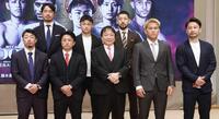 　写真に納まる（前列左から）八重樫トレーナー、石井武志、大橋会長、藤木勇我。（後列左から）志成プロモーション・二宮代表、吉良大弥、佐々木会長