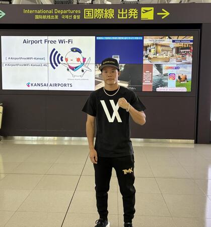 メキシコ合宿へ出発した亀田和毅＝関西空港