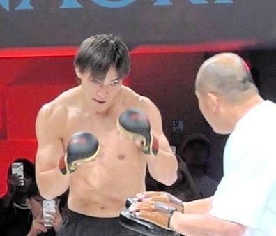 ミット打ちを披露する細川一颯