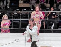 ８・９大田区大会での復帰を発表し、Ｓａｒｅｅｅ（リング奥）とのタッグマッチでの対戦が決定的となった岩谷麻優（手前）