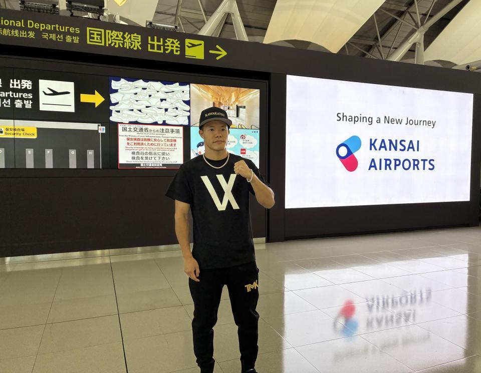 メキシコ合宿へ出発した亀田和毅＝関西空港