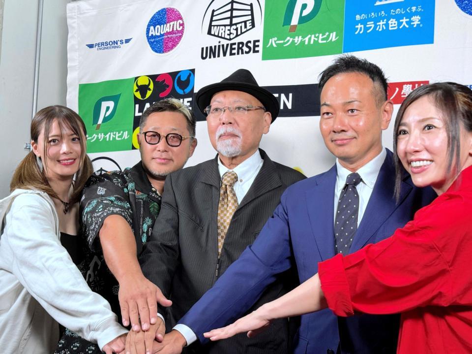 マリーゴールドの選手兼任コーチに就任した岩谷麻優（左端）ら新体制の（左から）近藤修司、ロッシー小川代表、吉野正人氏、風香