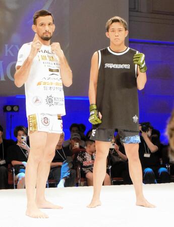 公開練習に参加した（左から）クレベル・コイケ、秋元強真