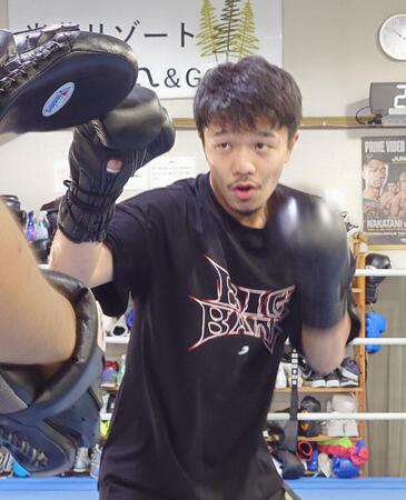 ミット打ちを行う中谷潤人
