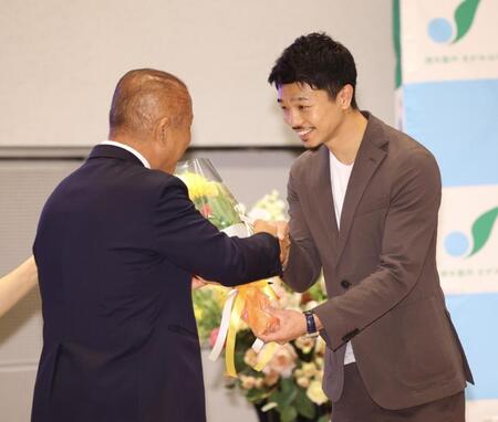 花束を受け取る中谷潤人
