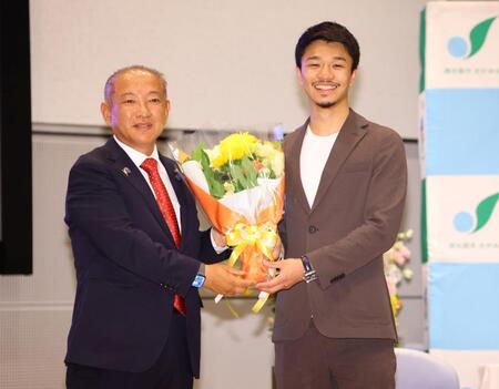 本村賢太郎相模原市長から花束を受け取る中谷潤人（右）＝撮影・石井剣太郎