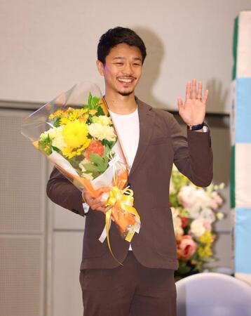 報告会に出席した中谷潤人（撮影・石井剣太郎）