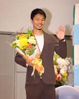 報告会に出席した中谷潤人（撮影・石井剣太郎）