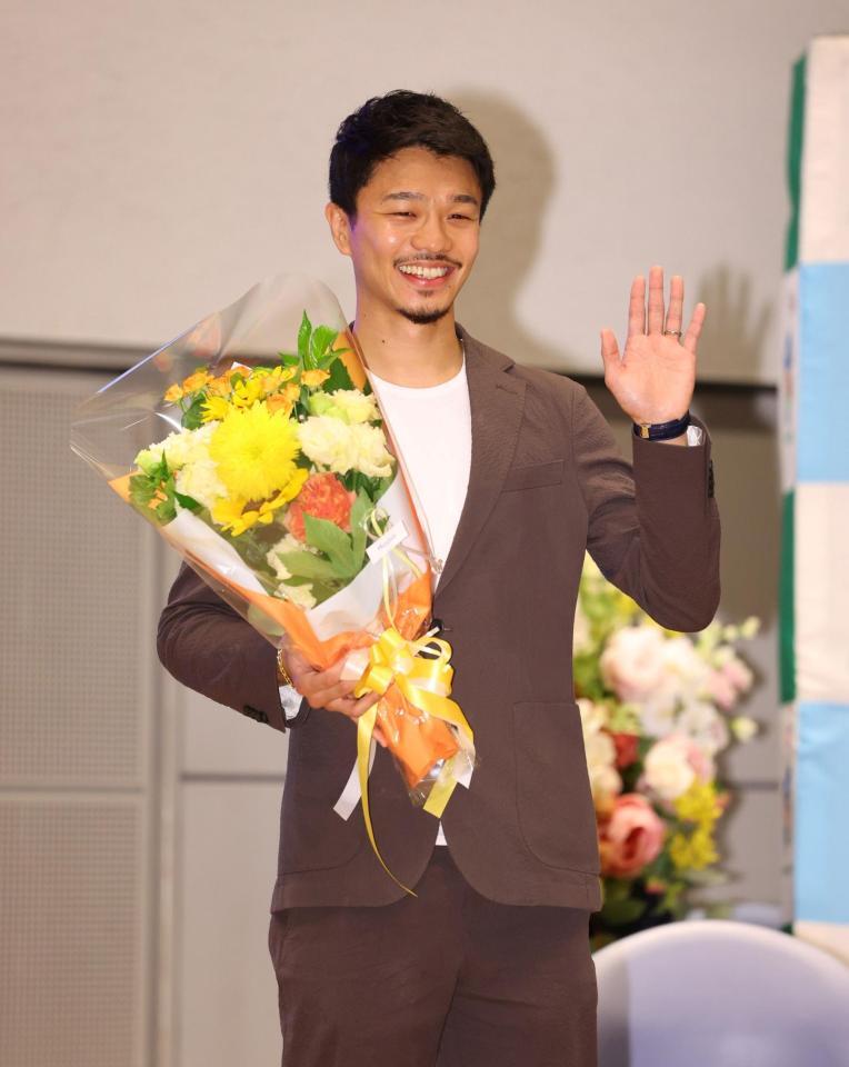 報告会に出席した中谷潤人（撮影・石井剣太郎）