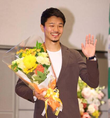 　報告会に出席した中谷潤人（撮影・石井剣太郎）