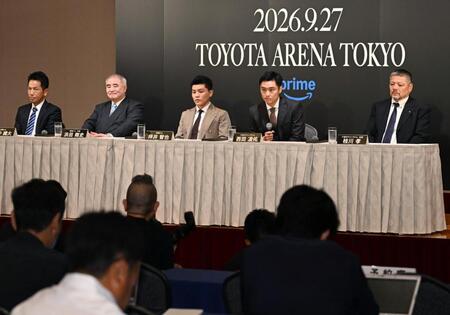 記者会見で質問に答える（左から）帝拳ジムの田中繊大トレーナー、同ジムの浜田剛史代表、坪井智也、西田凌佑、六島ジムの枝川孝会長