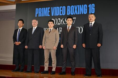 記者会見を終え写真撮影する（左から）帝拳ジムの田中繊大トレーナー、同ジムの浜田剛史代表、坪井智也、西田凌佑、六島ジムの枝川孝会長