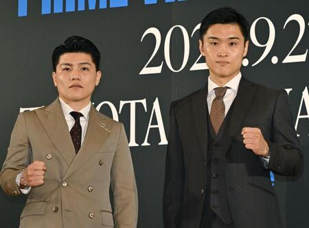 記者会見を終え写真撮影する坪井智也（左）と西田凌佑