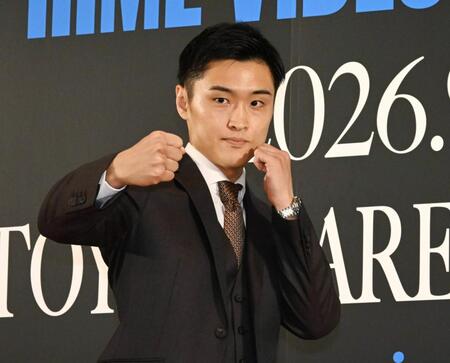 引き締まった表情で写真撮影に臨む西田凌佑