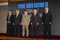 記者会見を終え写真撮影する（左から）帝拳ジムの田中繊大トレーナー、同ジムの浜田剛史代表、坪井智也、西田凌佑、六島ジムの枝川孝会長
