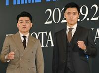 記者会見を終え写真撮影する坪井智也（左）と西田凌佑