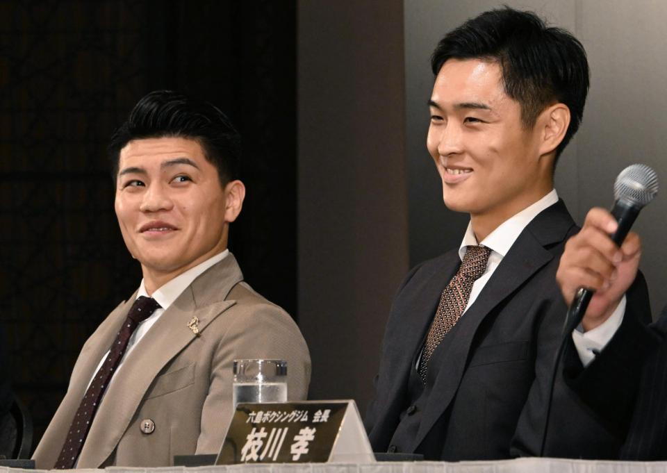 笑顔で記者会見に臨む坪井智也（左）と西田凌佑