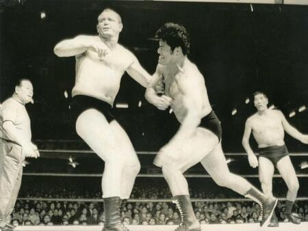 　インタータッグ選手権でアントニオ猪木（手前右と激しくぶつかるドリー・ファンク・ジュニア。奥右はジャイアント馬場＝１９６９年１１月