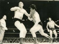 　インタータッグ選手権でアントニオ猪木（手前右と激しくぶつかるドリー・ファンク・ジュニア。奥右はジャイアント馬場＝１９６９年１１月