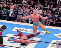 ＩＷＧＰ王者・辻陽太（下）との２０分超の激闘で、雄たけびを上げるボルチン・オレッグ