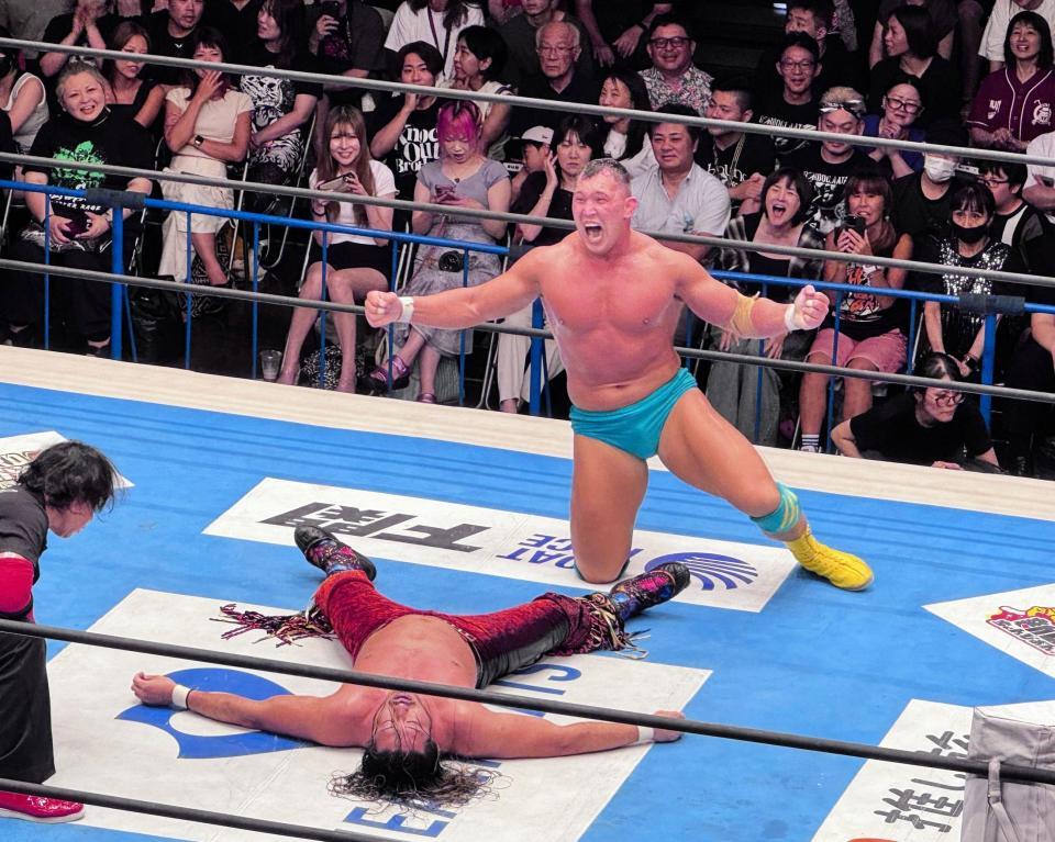 ＩＷＧＰ王者・辻陽太（下）との２０分超の激闘で、雄たけびを上げるボルチン・オレッグ