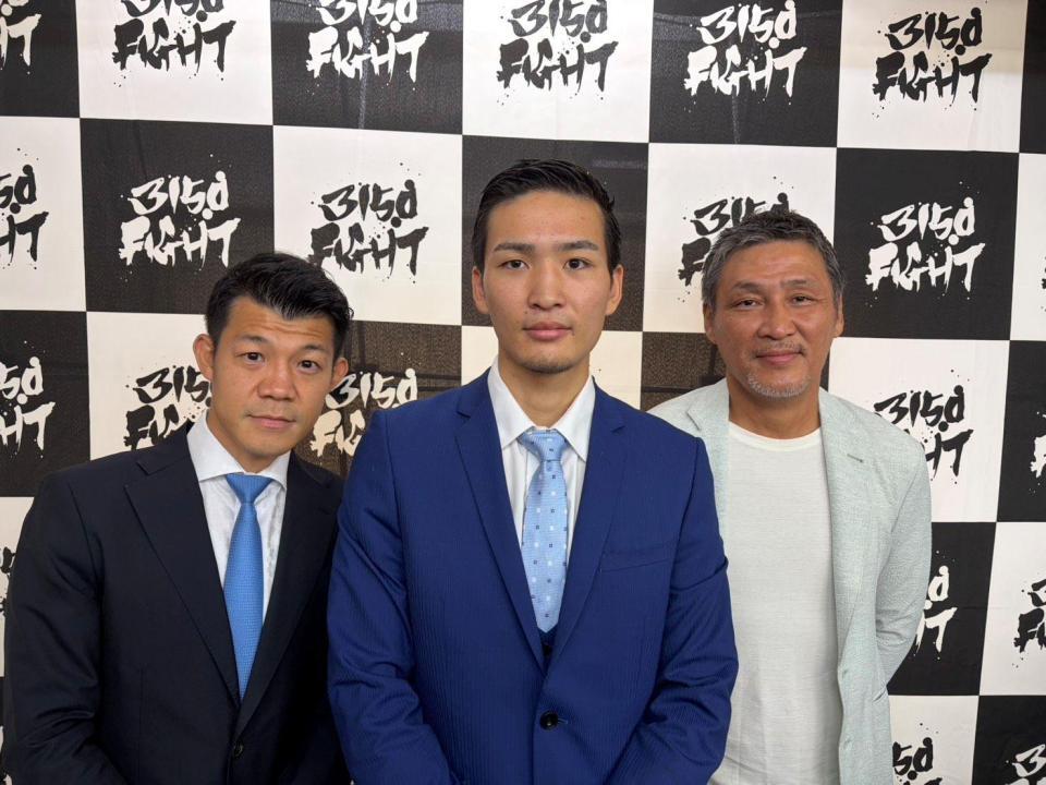 会見に臨んだ亀田興毅ファウンダー（左）と丸元大五郎、丸元大成会長（３１５０ＦＩＧＨＴ提供）