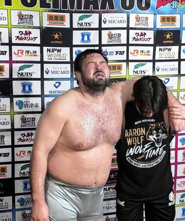 成田蓮に敗れて痛恨の４敗目を喫し、表情をゆがめるウルフアロン