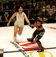 岩田美香（右）にロープに振られる天羽瑠迦