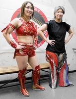 タッグ解散の危機を脱したＳａｒｅｅｅ（左）と彩羽匠