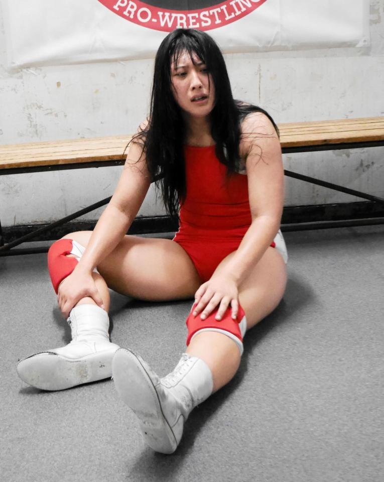 彩羽匠に敗れ悔しがる暁千華＝後楽園ホール