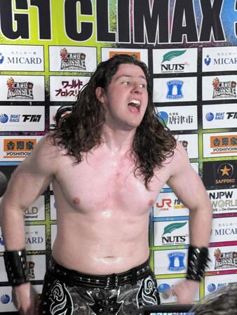 カラム・ニューマンの急所攻撃に沈み、激高するＯＳＫＡＲ