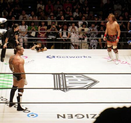 シェイン・クエスト（左）と向かい合う内藤哲也