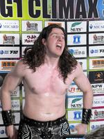 カラム・ニューマンの急所攻撃に沈み、激高するＯＳＫＡＲ