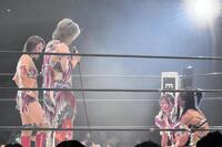 「スパーク・ラッシュ」の（左から）Ｓａｒｅｅｅと彩羽匠に、激闘の末敗れた岩谷麻優（左から３人目）とビクトリア弓月（同４人目）