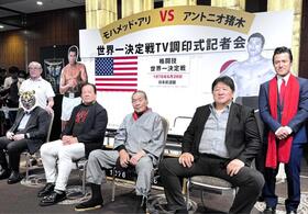 　オープニングセレモニーに出席した（前列左から）初代タイガーマスク・佐山サトル、藤波辰爾、藤原喜明、前田日明（撮影・藤川資野）