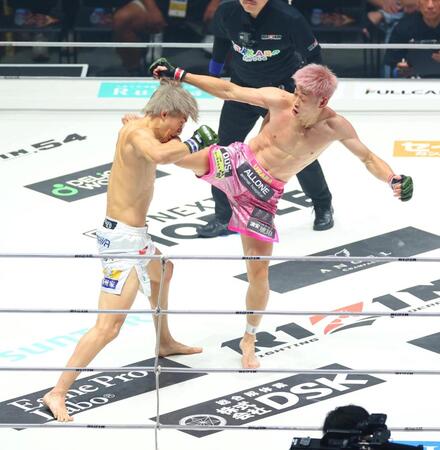 １回、細川一颯（左）を攻める直樹（撮影・石井剣太郎）