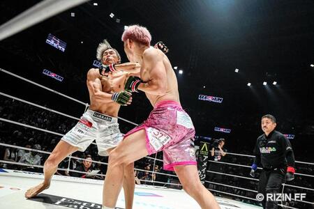 直樹の右拳を被弾した細川一颯　©ＲＩＺＩＮ　ＦＦ