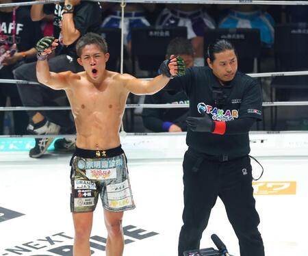 クレベル・コイケに勝利した秋元強真（左）＝撮影・石井剣太郎