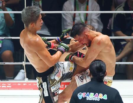 ３回、クレベル・コイケ（右）を攻める秋元強真（撮影・石井剣太郎）