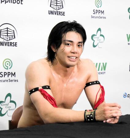 試合後の会見に臨む武知海青
