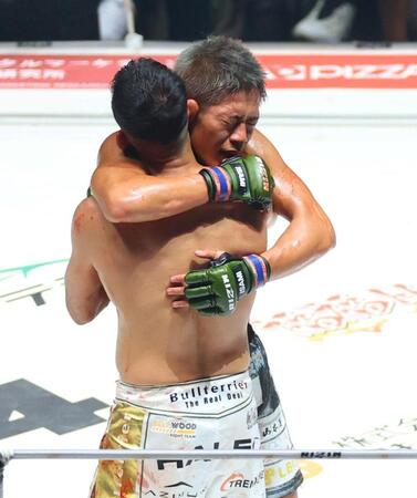 健闘をたたえ合うクレベル・コイケと秋元強真（奥）＝撮影・石井剣太郎