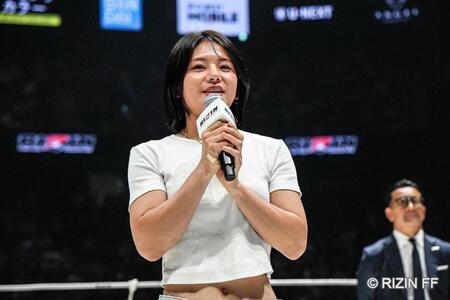挨拶に立ったケイト・ロータス　©ＲＩＺＩＮ　ＦＦ